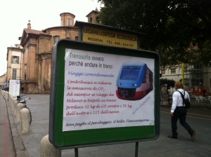 Viaggi comodamente; contribuisci a ridurre le emissioni di C02. Ad esempio se viaggi da Milano a Napoli in treno produci 32 kg di CO2 contro i 76 kg dell'auto e i 115 dell'aereo; non inquini; non paghi il parcheggio, il bollo, l'assicurazione.