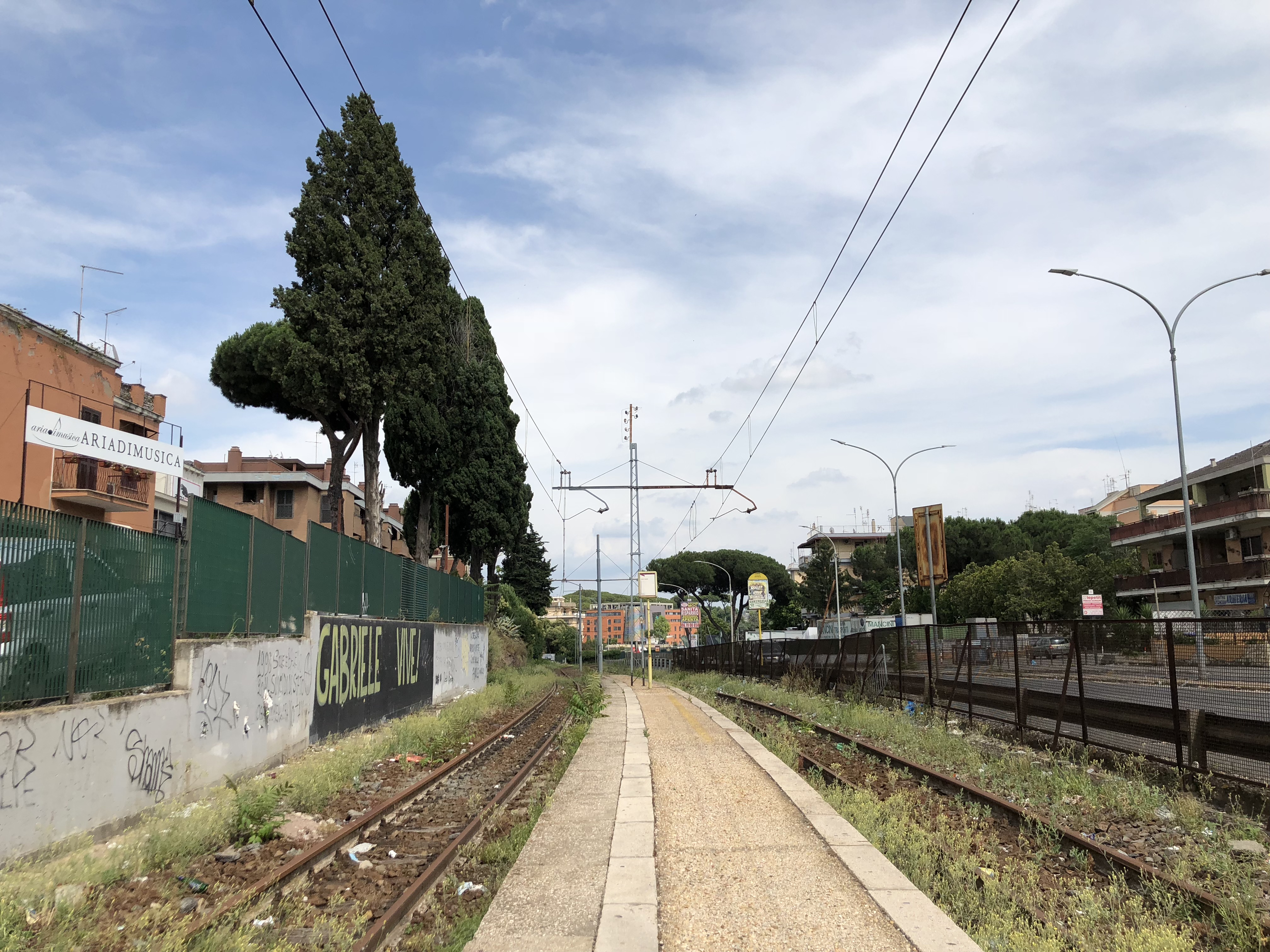 I binari del trenino dismesso lungo la Via Casilina