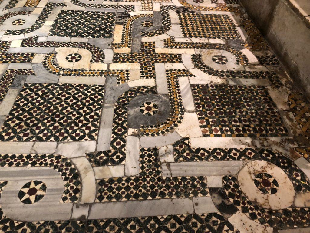Pavimento nella cripta della Basilica di San Nicola di Bari. Foto: Archivio Associazione culturale GoTellGo. CC BY NC ND
