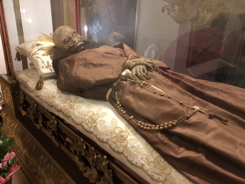 Il corpo del Beato Giacomo nel Santuario di Bitetto. Foto: Archivio Associazione culturale GoTellGo. CC BY NC CD