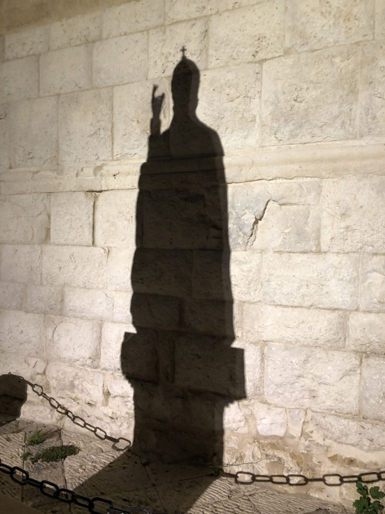 Gravina in Puglia: l'ombra di Benedetto XIII nei pressi della Cocattedrale. Foto: Archivio Associazione culturale GoTellGo. CC BY NC ND