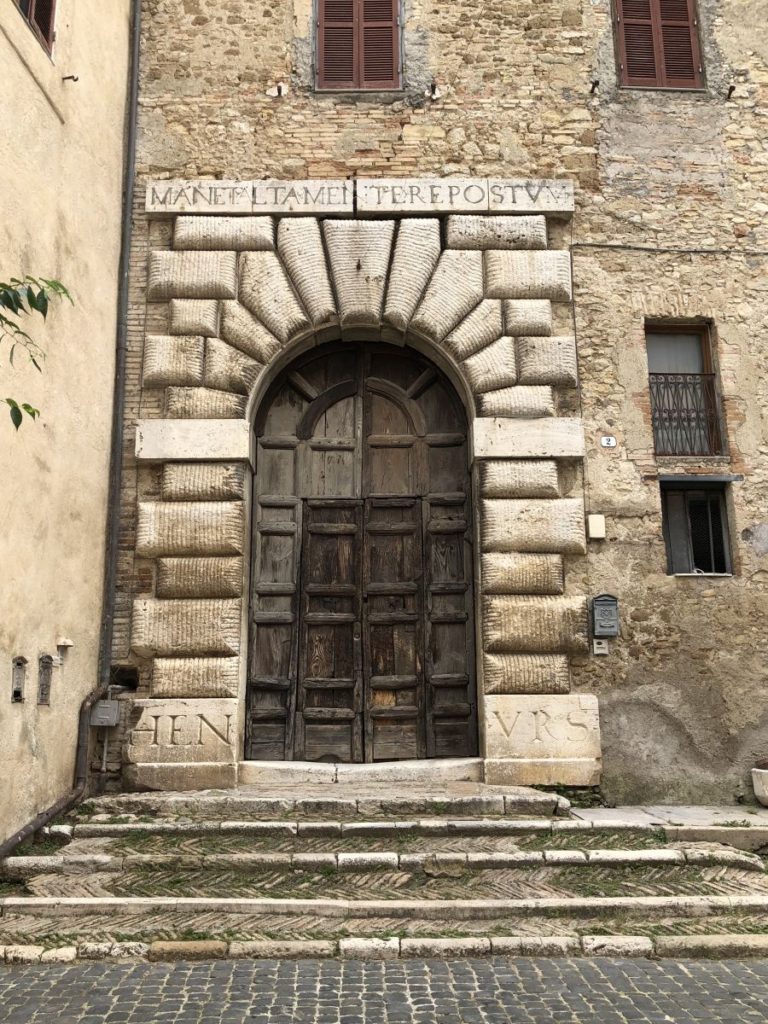 Stimigliano, Ingresso a Palazzo Orsini. Foto: Archivio Associazione culturale GoTellGo. CC BY NC ND