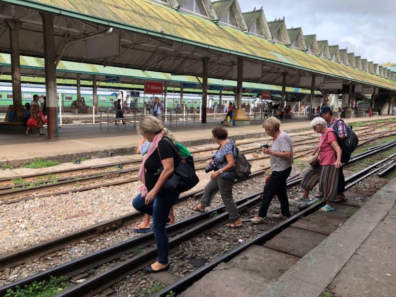 Yangon: raggiungiamo il nostro treno alla Stazione centrale [Foto: GoTellGo, CC BY NC ND]