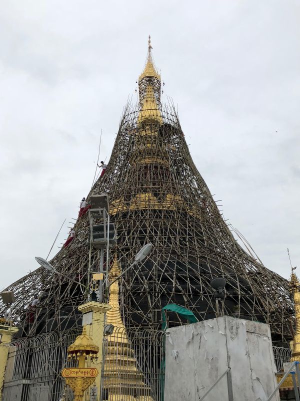 Yangon: lo stupa della pagoda Botataung in restauro [Foto: GoTellGo, CC BY NC ND]