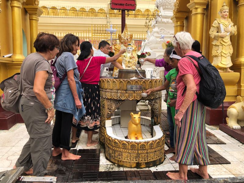 Yangon: Pagoda Schwedagon, santuario del giovedì [Foto: GoTellGo, CC BY NC ND]