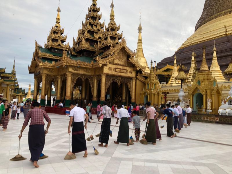 Yangon: Pagoda Schwedagon: un gruppo di giovani birmani asciuga il pavimento scivoloso dopo la pioggia [Foto: GoTellGo, CC BY NC ND]