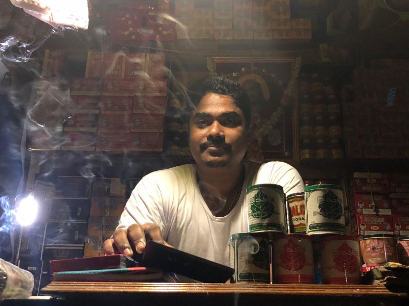 Yangon: rivenditore di spezie al Mercato Theingyi Zei [Foto: GoTellGo, CC BY NC ND]