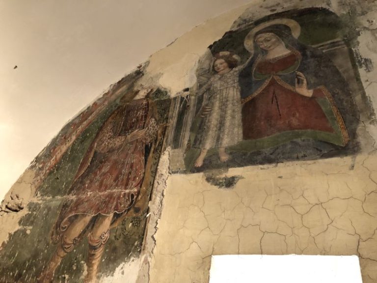 Rocchette, Chiesa del SS. Salvatore, affresco raffigurante la Madonna con il Bambino e un altro personaggio [Foto: GoTellGo, CC BY NC ND]