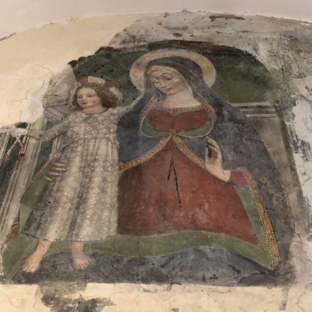 Rocchette, Chiesa del SS. Salvatore, affresco con dettaglio della Madonna con il Bambino [Foto: GoTellGo, CC BY NC ND]