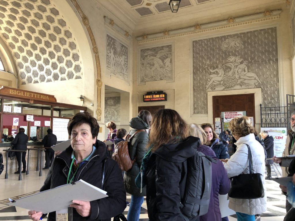 I serendipiwalkers nella Stazione Roma-Lido [Foto: Associazione Culturale GoTellGo, CC Y SA]