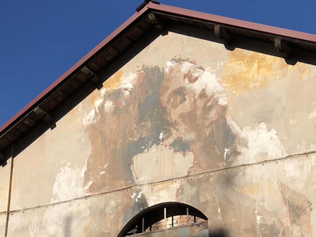 L'opera di Borondo sulle mura del Circolo Mieli [Foto: Associazione Culturale GoTellGo, CC BY SA]