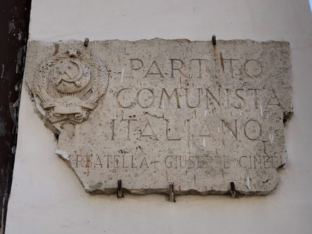 Targa della storica Sezione del Partito Comunista italiano a Garbatella [Foto: Associazione culturale GoTellGo, CC BY SA]