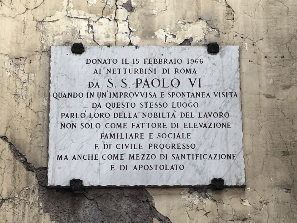 Targa di Paolo VI per i netturbini romani [Foto: Associazione Culturale GoTellGo, CC BY SA]