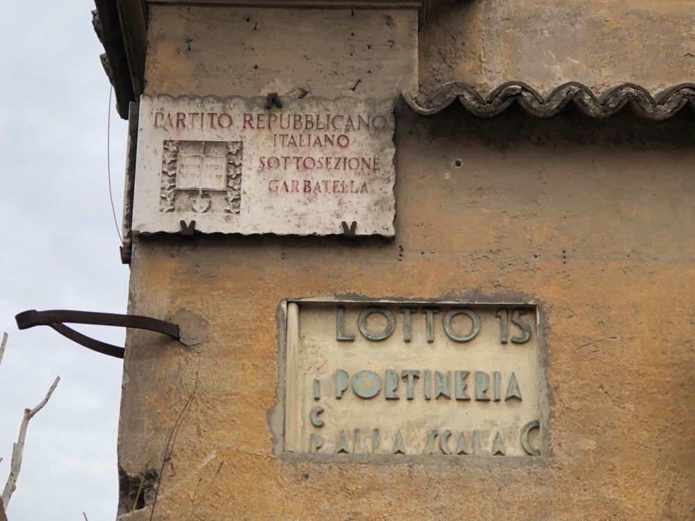 Lotto 15. Targa dell'ex sezione del Partito Repubblicano Italiano a Garbatella [Foto: Associazione Culturale GoTellGo, CC BY SA]