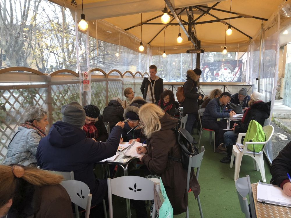 Workshop dei serendipiwalkers in un caffè di Viale di Tor Marancia [Foto: Associazione Culturale GoTellGo. CC BY SA]