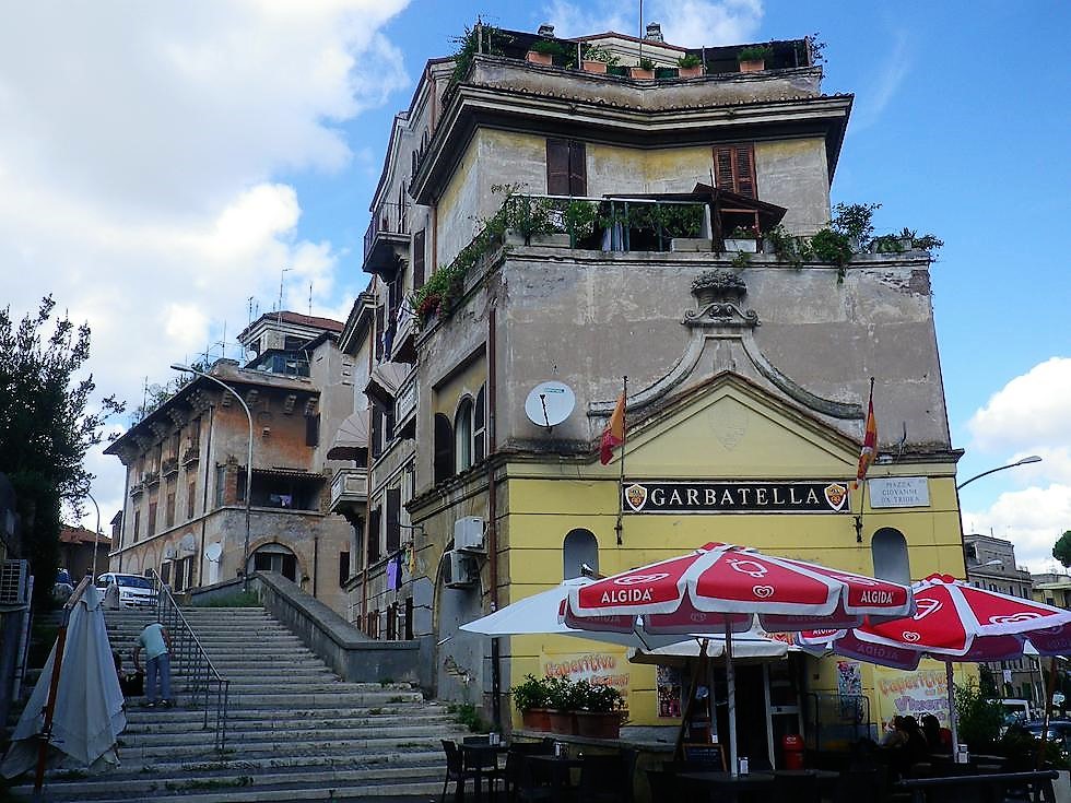 Bar dei Cesaroni [Foto: Associazione culturale GoTellGo, CC BY SA]