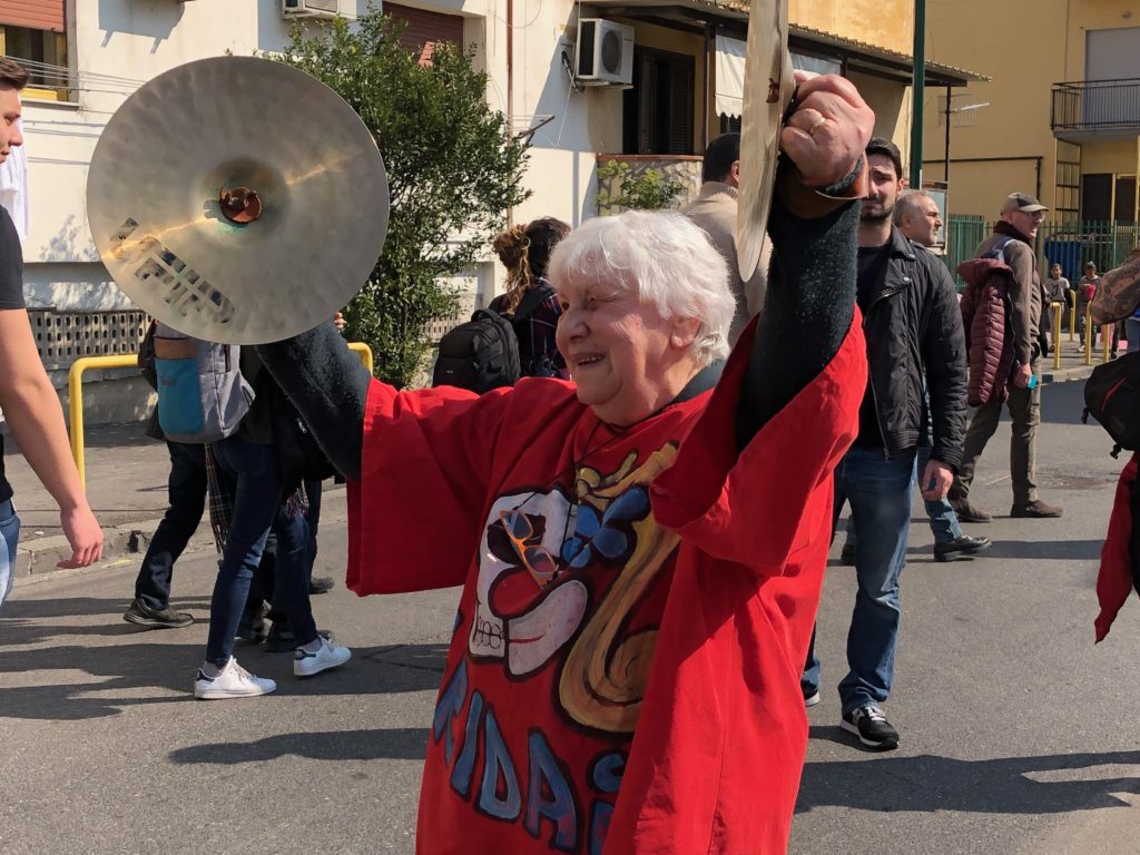 Mirella La Magna guida il corteo del Carnevale di Scampia [Foto: Associazione culturale GoTellGo, CC BY, NC, SA]
