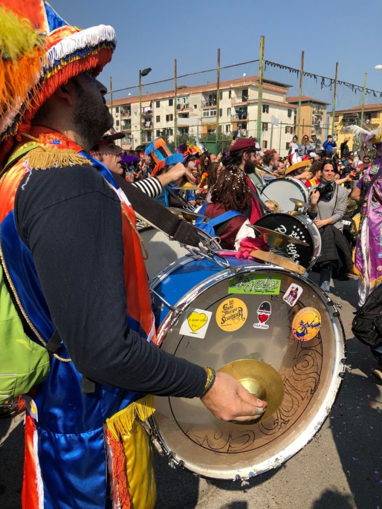 Musicista al carnevale di Scampia [Foto: Associazione culturale GoTellGo, CC BY, NC, SA]