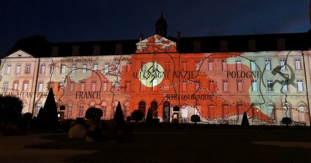 Spettacolo multimediale sulla fronte dell'Abbazia degli Uomini a Caen [Foto: Associazione culturale GoTellGo, CC BY NC ND]