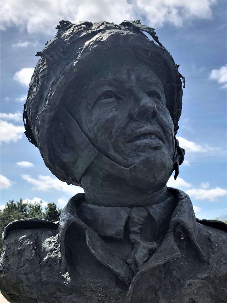 Il busto del maggiore John Howard, coordinatore dell'operazione Pegasus Bridge [Foto: Associazione culturale GoTellGo, CC BY NC ND]