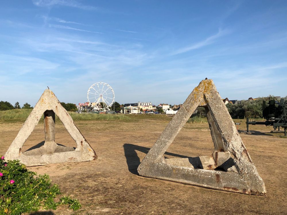 Tetraedri in cemento al Centre Juno Beach di Courseulles-sur-Mer [Foto: Associazione culturale GoTellGo, CC BY NC ND]