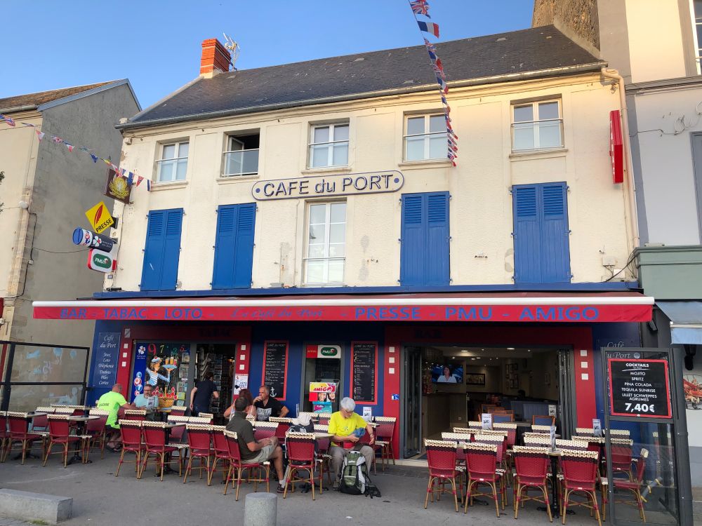 Port-en-Bessin, Café du Port [Foto: Associazione culturale GoTellGo, CC BY NC ND]