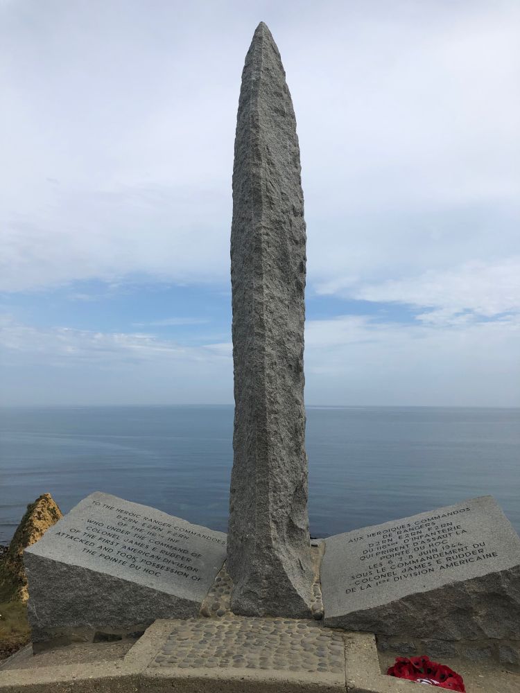 Pointe du Hoc, monumento in memoria dei ranger [Foto: Associazione culturale GoTellGo, CC BY NC ND]