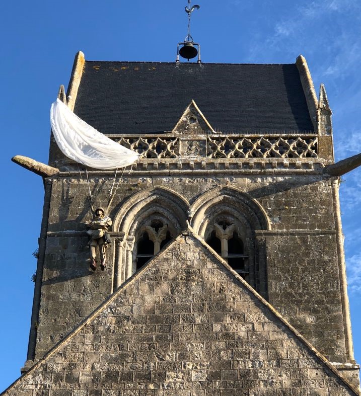 Manichino di paracadutista sul campanile della chiesa di Sainte-Mère-Eglise [Foto: Associazione culturale GoTellGo, CC BY NC ND]