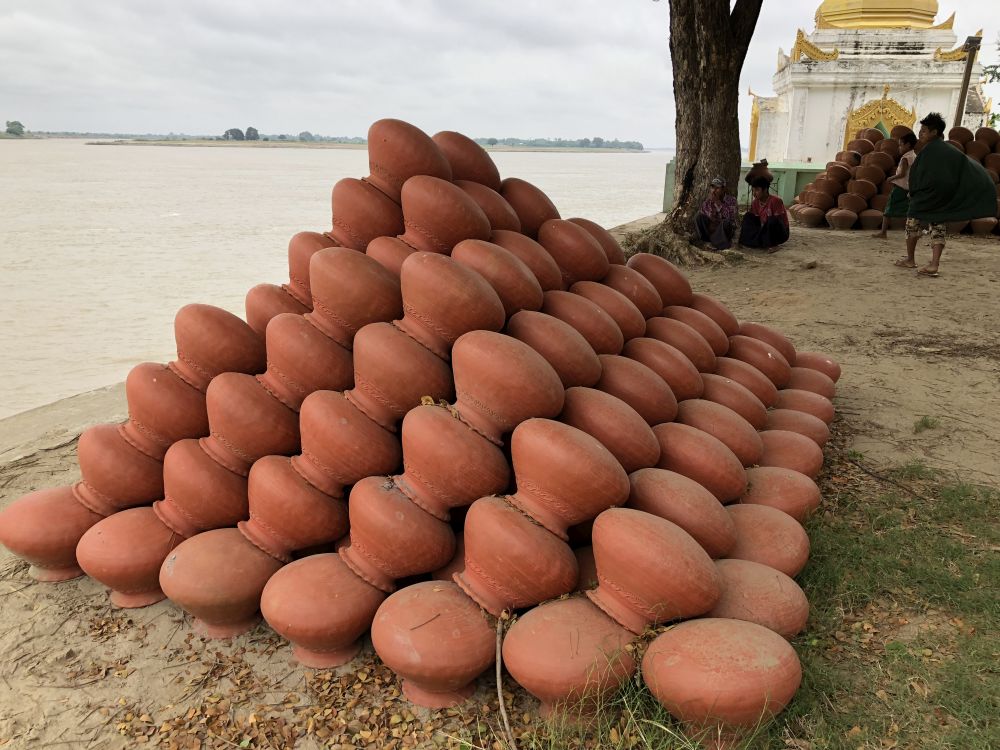 Catasta di vasi sull'Irrawaddy nel villaggio di Yandabo [Foto: GoTellGo, CC BY NC ND]