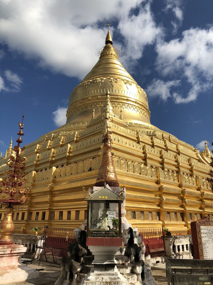 Nyaung U: pagoda Schwezigon [Foto: GoTellGo, CC BY NC ND]