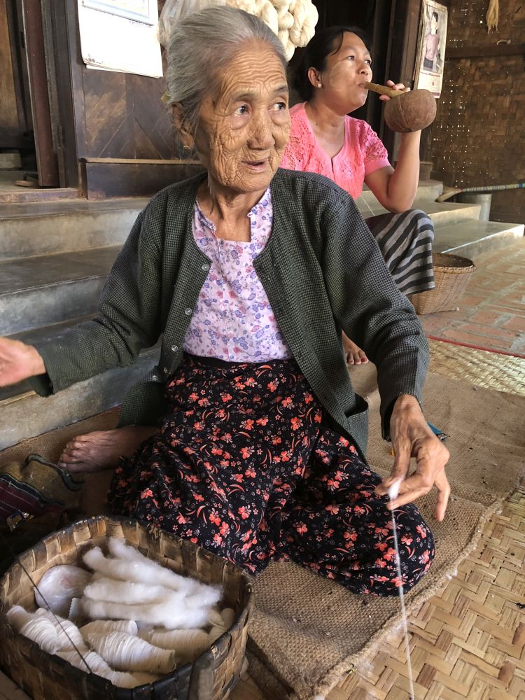 Anziana nel villaggio di Minnanthu [Foto: GoTellGo, CC BY NC ND]el villaggio di Minnanthu [Foto: GoTellGo, CC BY NC ND]