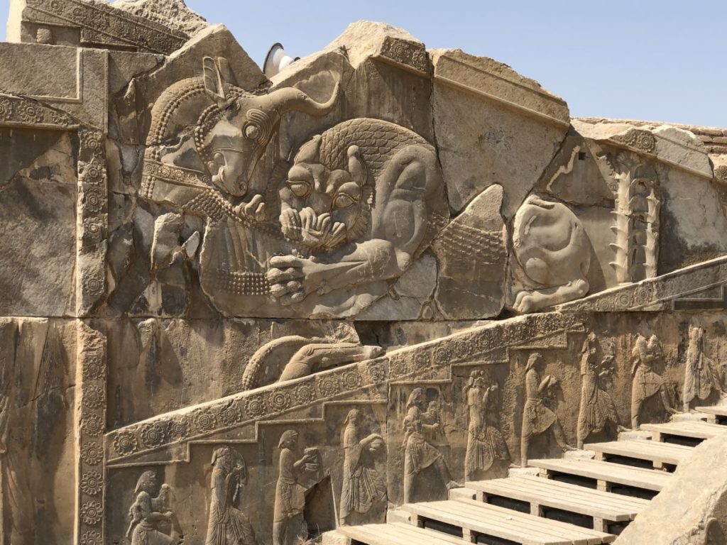 Persepolis: scena di leone che azzanna un toro, a significare la primavera che scaccia l'inverno [Foto: Associazione culturale GoTellGo, CC BY NC ND]