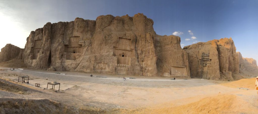 Naqhs e Rostam: le tombe rupestri [Foto: Associazione culturale GoTellGo, CC BY NC ND]