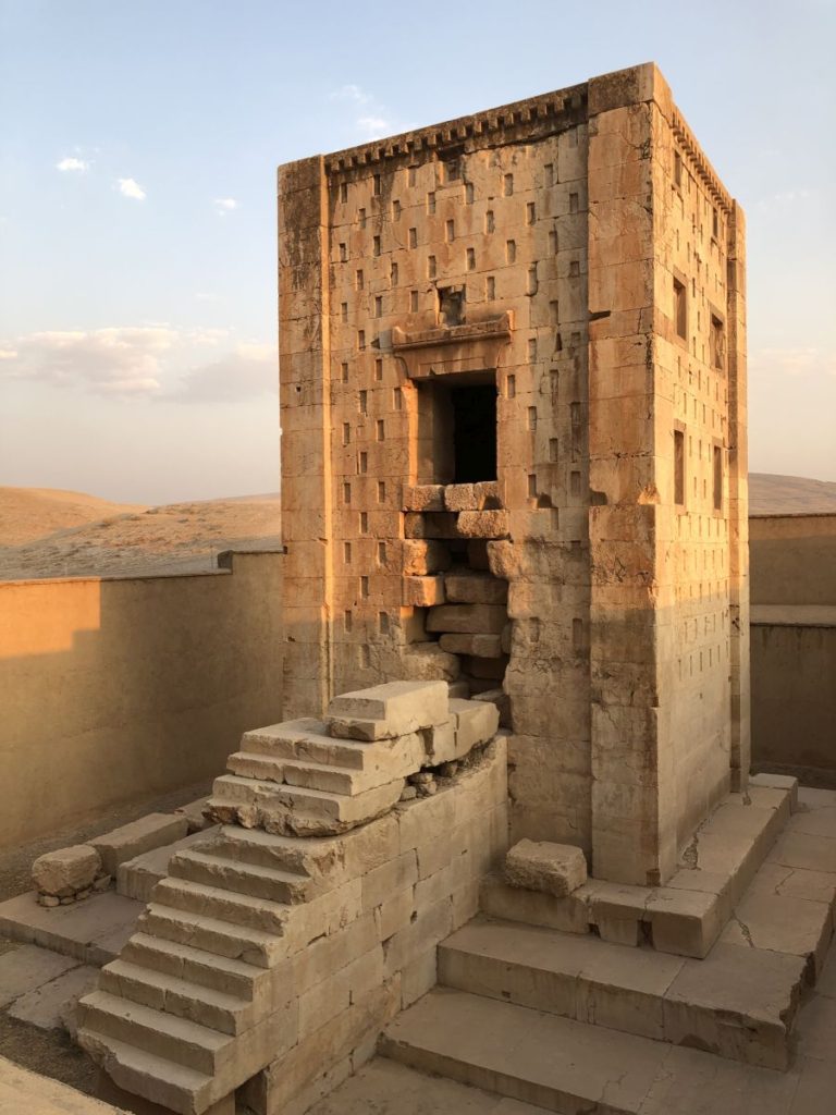 Naqhs e Rostam: la torre quadrata, forse un tempio del fuoco [Foto: Associazione culturale GoTellGo, CC BY NC ND]