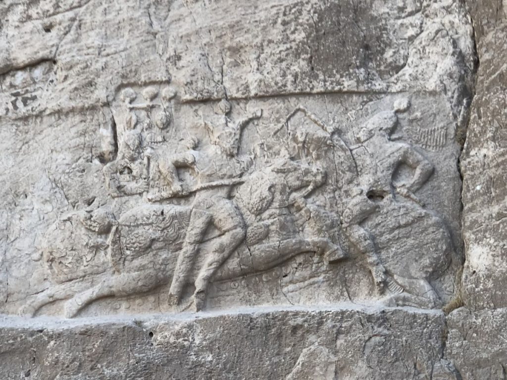 Naqhs e Rostam: rilievo sasanide. Il combattimento a cavallo del re sasanide Hormizd I [Foto: Associazione culturale GoTellGo, CC BY NC ND]
