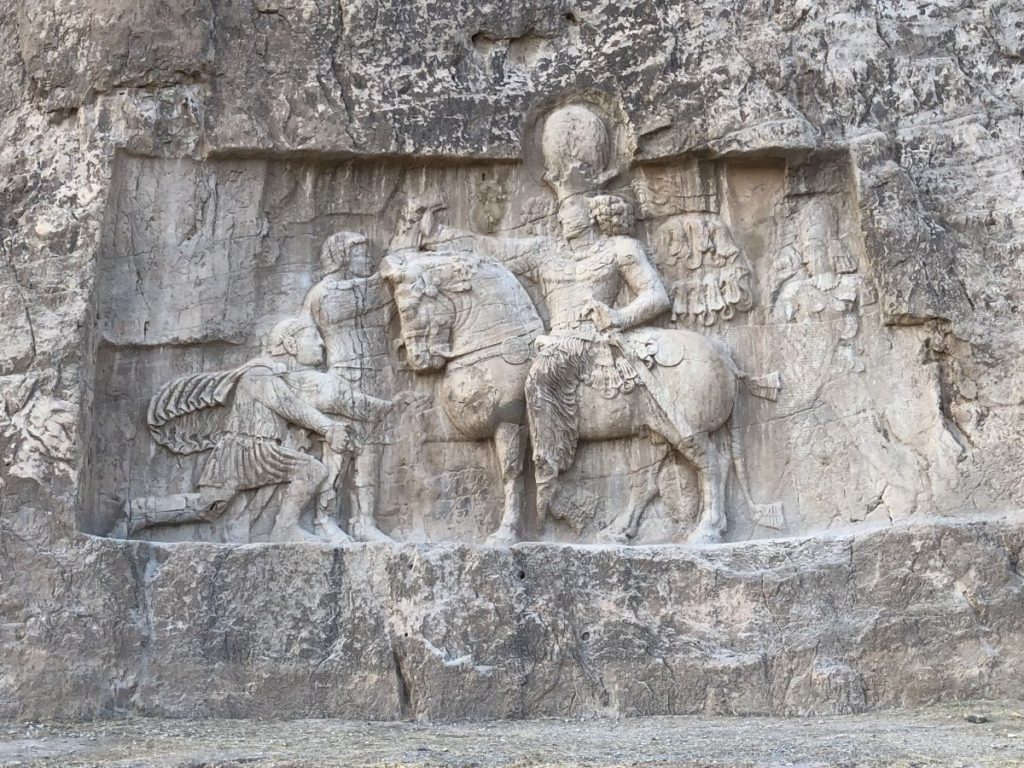Naqhs e Rostam: rilievo sasanide. L'imperatore romano Valeriano si prostra ai piedi del re sasanide Shapur I dopo la sconfitta subita nella battaglia di Edessa [Foto: Associazione culturale GoTellGo, CC BY NC ND]