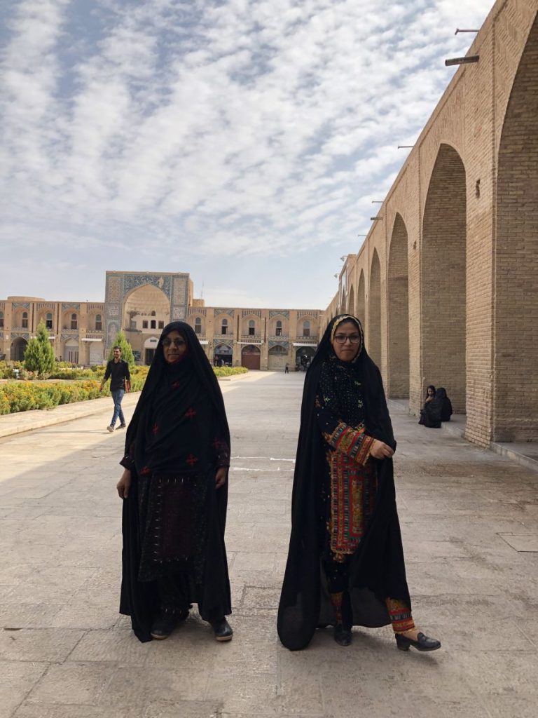 Kerman, piazza Ganj-e Ali Khan, donne del Belucistan iraniano [Foto: Associazione culturale GoTellGo, CC BY NC ND]