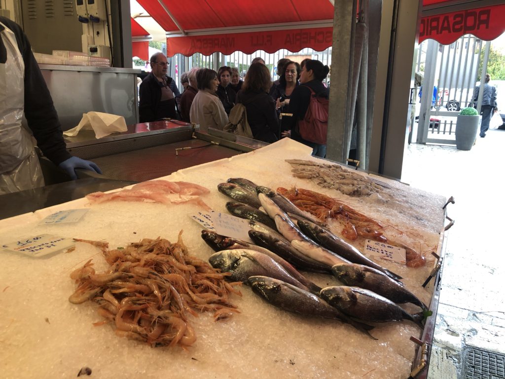 Banco del pesce al Mercato della Montagnola [Foto: Associazione culturale GoTellGo, CC BY NC SA]