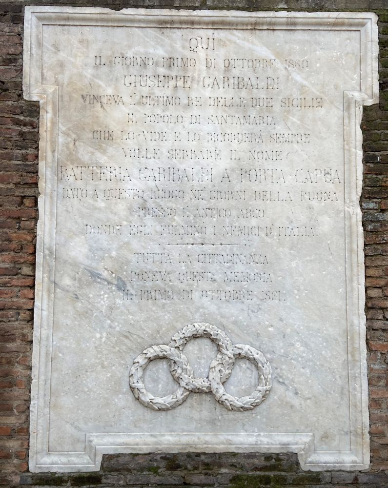 Santa Maria Capua Vetere, Arco di Adriano, Iscrizione [Foto: Associazione culturale GoTellGo, CC BY SA ND]