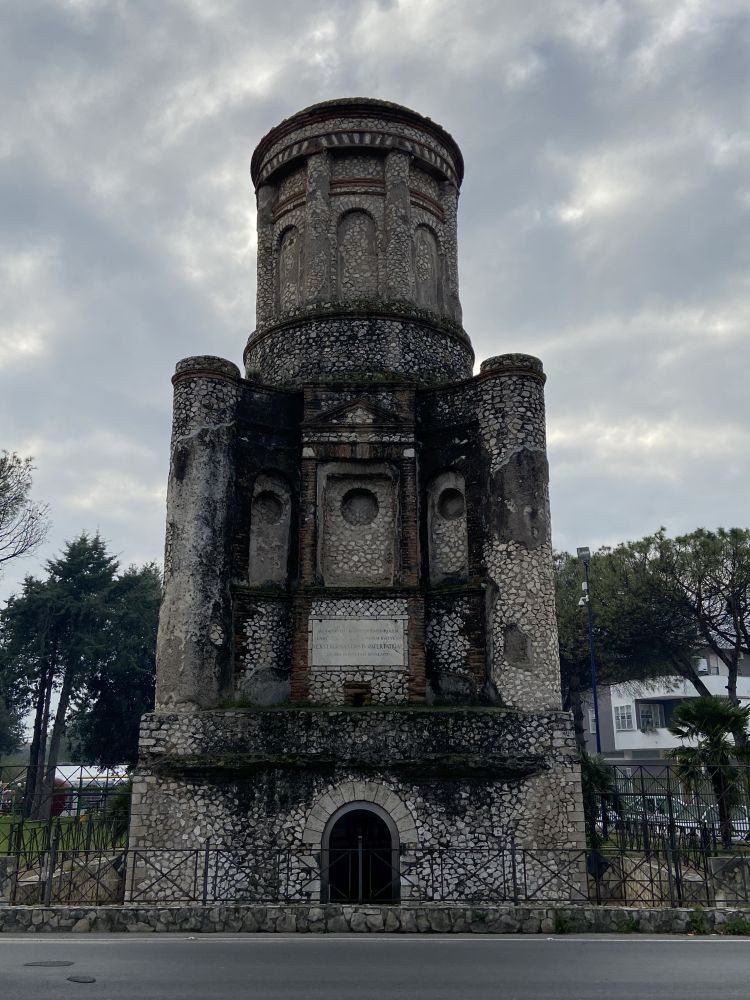 Santa Maria Capua Vetere, Mausoleo della Conocchia [Foto: Associazione culturale GoTellGo, CC BY NC SA]