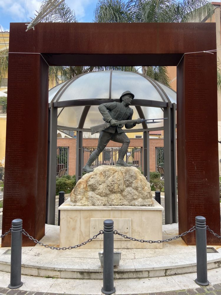 San Nicola La Strada, Monumento ai Caduti [Foto: Associazione culturale GoTellGo, CC BY SA ND]