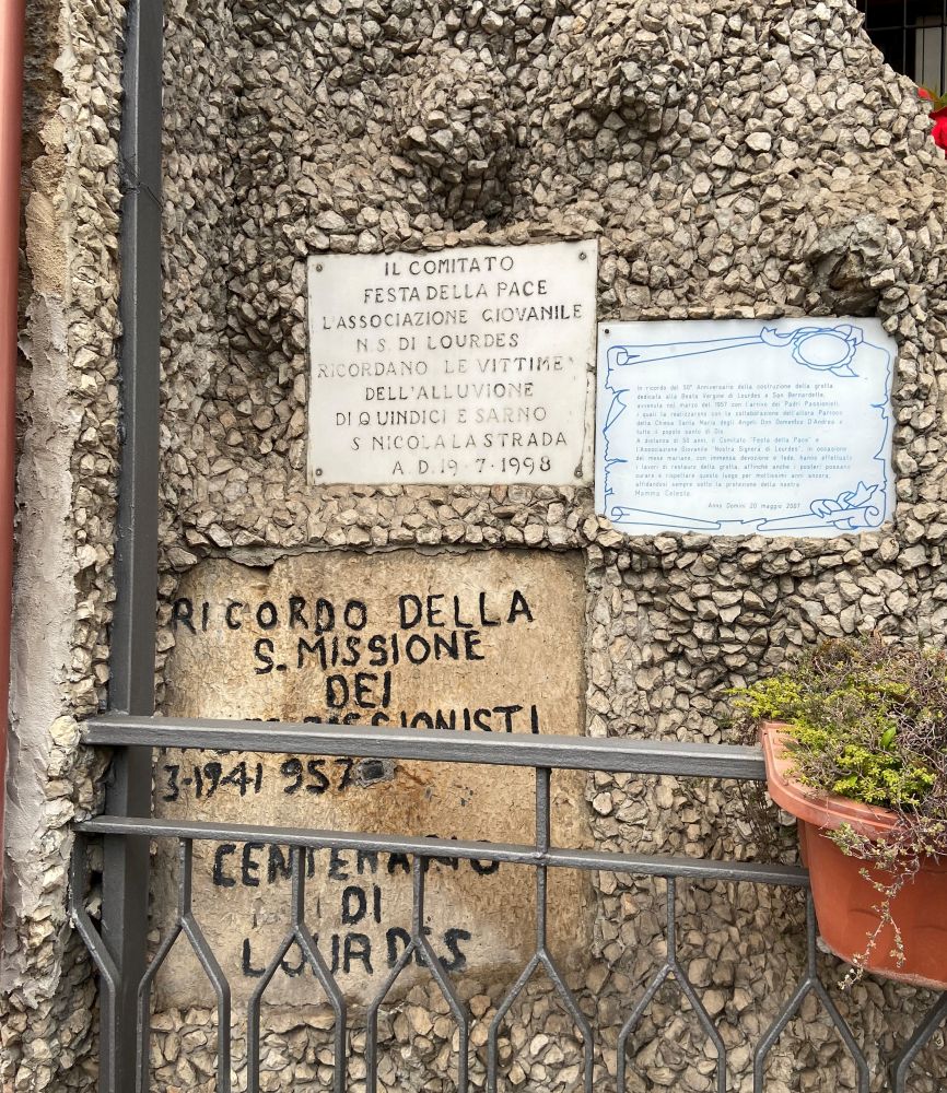 San Nicola La Strada, lapide in ricordo delle vittime dell'alluvione di Quindici e Sarno [Foto: Associazione culturale GoTellGo, CC BY NC SA]
