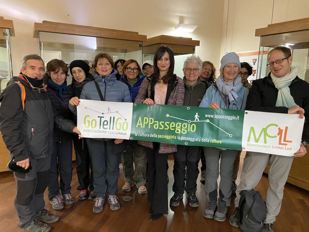 Montesarchio, foto di gruppo con l'Assessore alla cultura Morena Cecere [Foto: Associazione culturale GoTellGo, CC BY NC ND]