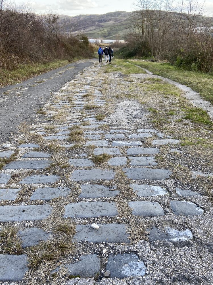 Basolato borbonico lungo la via Appia antica (Foto: Associazione culturale GoTellGo, CC BY NC ND]