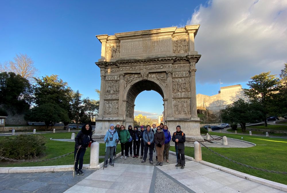 Benevento, foto di gruppo di fronte all'Arco di Traiano (Foto: Associazione culturale GoTellGo, CC BY NC ND]