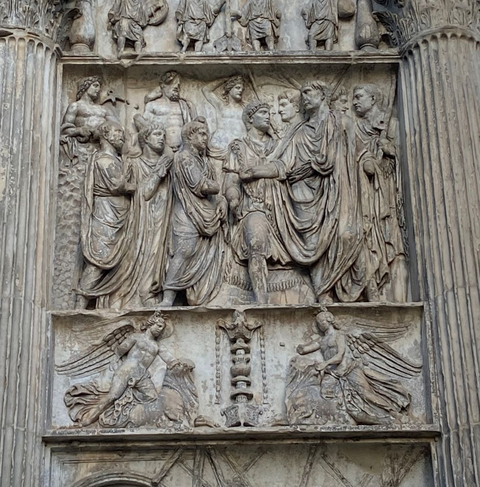 Benevento, l'imperatore Traiano in uno dei rilievi dell'arco (Foto: Associazione culturale GoTellGo, CC BY NC ND]