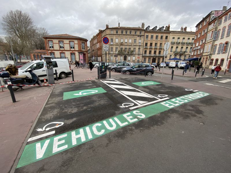 Tolosa: Area ricarica veicoli elettrici [Foto: Associazione culturale GoTellGo, CC BY NC ND]