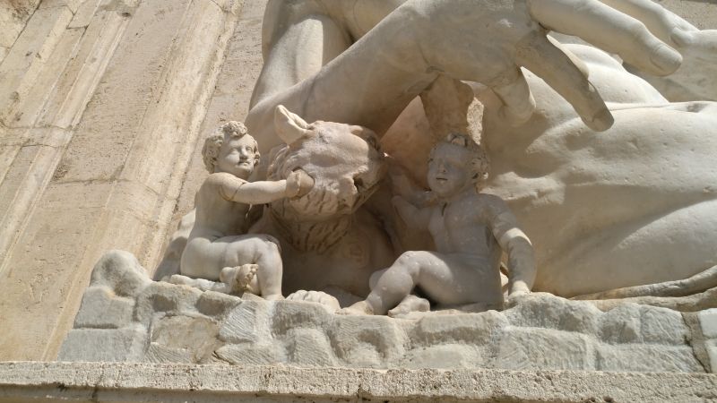 Statua del Tevere, I sec., Piazza del Campidoglio, dettaglio della lupa con i Gemelli [Foto: Gabriela Häbich, CC BY NC SA]