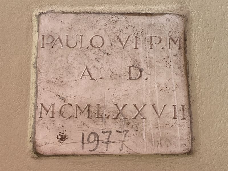 Chiesa di San Giuseppe Cottolengo, lapide in ricordo della visita di Paolo VI [Foto: Associazione culturale GoTellGo, CC BY NC SA]
