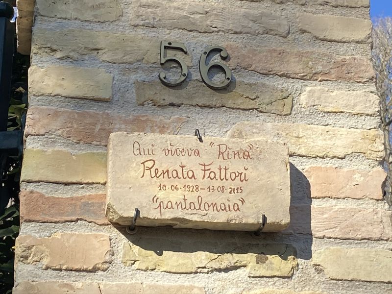 Targa in ricordo della pantalonaia Renata Fattori nel Borghetto dei Fornaciari [Foto: Associazione culturale GoTellGo, CC BY NC SA]